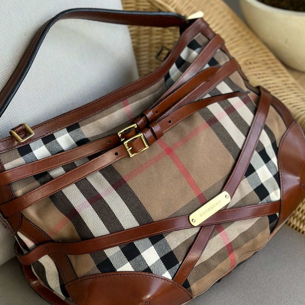 Timeless Classic: Burberry Vintage Check Bag (Made in Italy!) - Picture 3 of 13